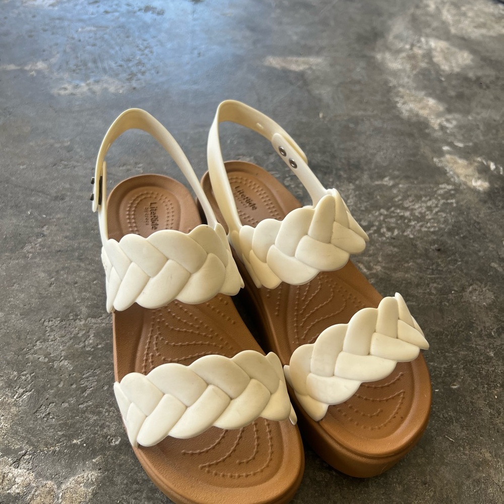 CROCS White and Brown Sandals with Twisted Straps